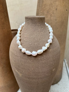 Lorenza pearl necklace